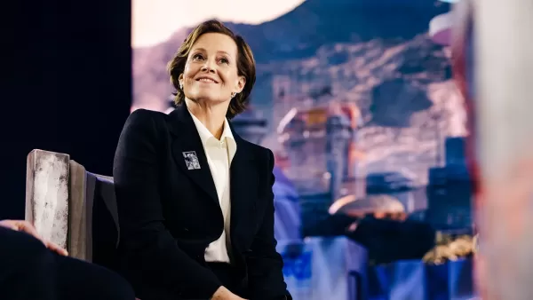 Grogu ရှိ Sigourney Weaver - ကြယ်စစ်ပွဲများအခမ်းအနားတွင်နှလုံးခိုးယူခြင်း